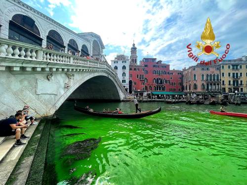 Acqua verde fluo nel Canal Grande di Venezia. La conferma: è fluoresceina