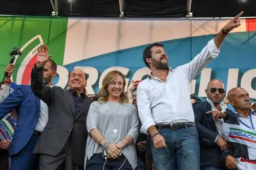 Valanga centrodestra: Schlein e Conte finiscono asfaltati