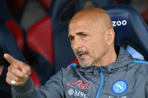 La scrittura intricata e i gesti intrecciati fra loro: chi è davvero Luciano Spalletti