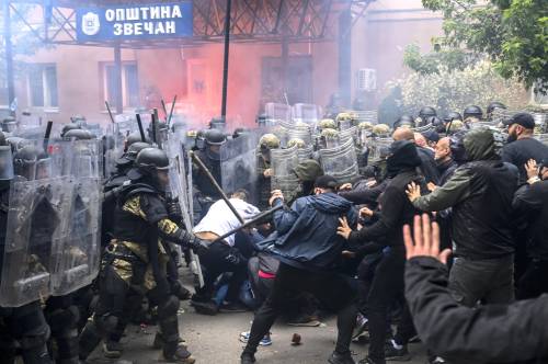 Kosovo, scontri tra Kfor e dimostranti serbi: feriti 14 militari italiani