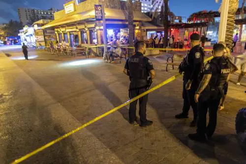 Sangue e paura a Hollywood: sparatoria sul lungomare