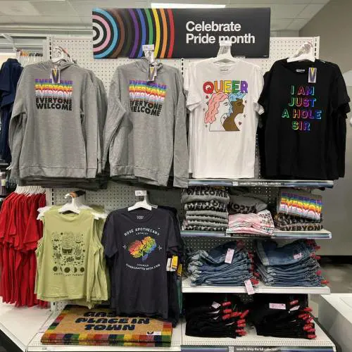 Magliette Lgbt e pro-Pride per bambini: è bufera su Target negli Usa
