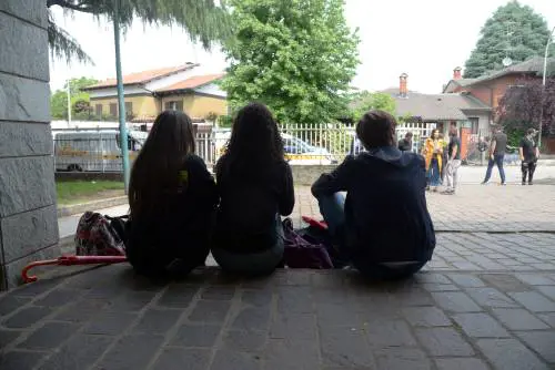 Orrore nella chat di classe, materiale pedopornografico e inneggiante al nazismo: denunciati 6 studenti