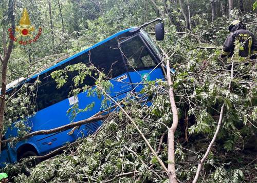 Scuolabus esce fuori strada a Pontremoli: 5 feriti, grave l'autista
