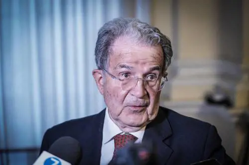 "Tante colpe e senza un'idea di Paese". Prodi sferza il Pd della Schlein