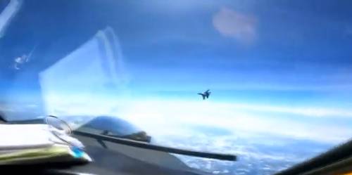 "Manovra aggressiva", "Provocazioni": incidente sfiorato tra jet cinese e caccia Usa
