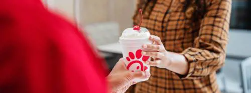 Da conservatrice alla svolta woke: campagna di boicottaggio contro la catena Chick-fil-A