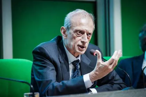 “Ho provato pena”. Ironia web su Fassino