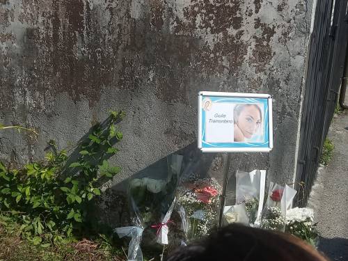 Fiori davanti a via Monterosa, 21 dove hanno ritrovato il corpo di Giulia Tramontano