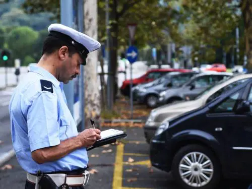 Torna a casa a piedi per non guidare ubriaco, ma viene multato lo stesso