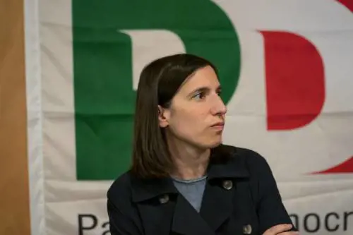 "Si fa vedere solo sui social...". Schlein nel mirino della base Pd