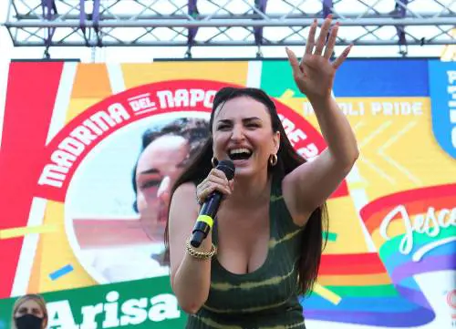 Pioggia di insulti contro Arisa: cosa c'è dietro l'odio Lgbt