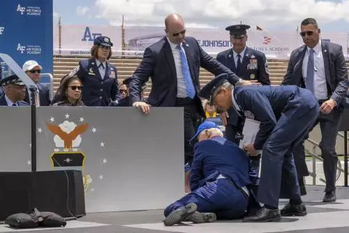 Biden inciampa: la caduta sul palco alla cerimonia dei cadetti in Colorado