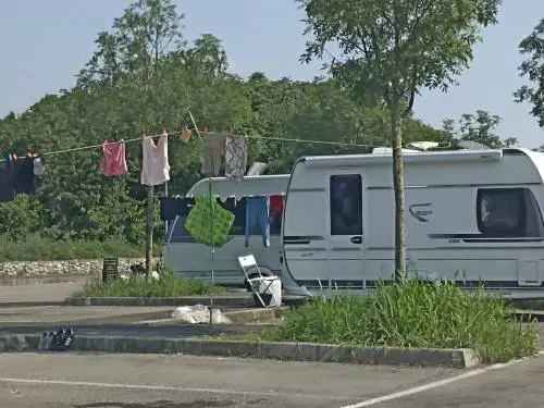 Milano, parcheggio invaso dai rom. L'ira della Lega: "Stop carovane"