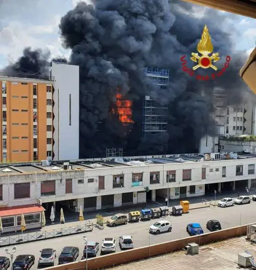 Devastante incendio a Roma: un morto nel palazzo in fiamme