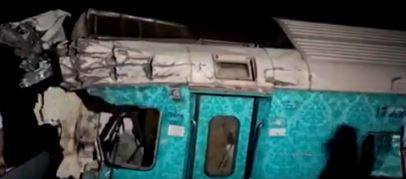 India, scontro fra treni: centinaia di morti e feriti