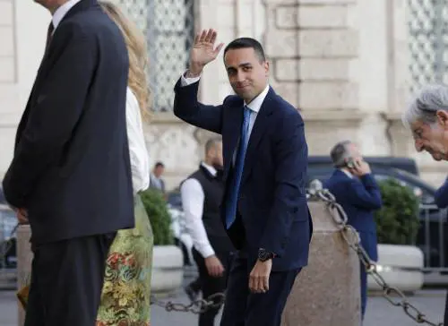 Il nuovo account di Di Maio sospeso su Twitter. L'esordio da "diplomatico" è un flop mediatico