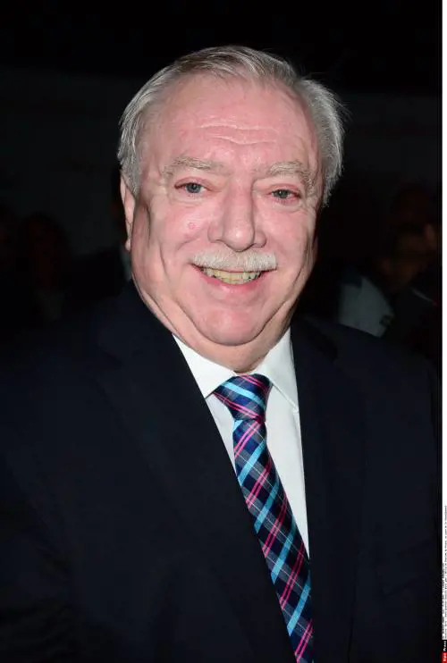 Vienna non toglie le statue, le inclina. Sindaco contestato in piedi (ma storto)