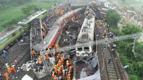 India, scontro fra treni: centinaia di morti e quasi mille feriti