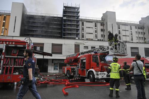 Roma, brucia palazzo: un morto e 17 feriti. Le fiamme da un macchinario del cantiere 