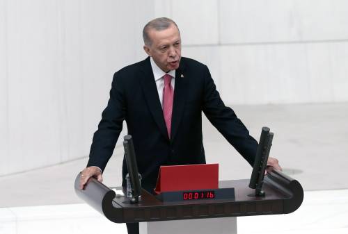 Il giuramento di Erdogan. E dalla Cina alla Nato tutti ai piedi del Sultano