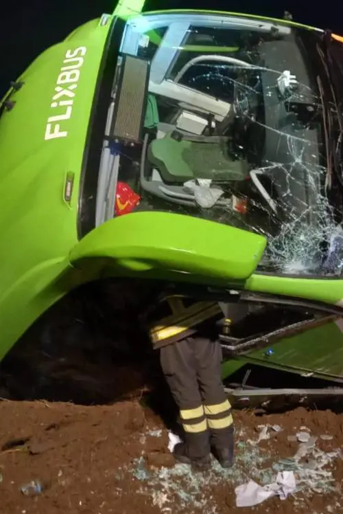 Un autobus finisce in una scarpata lungo la A16: le immagini