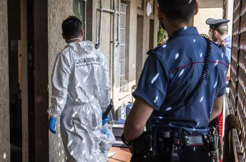 Uomo di 60 anni colpito a morte con una abat jour: in manette la compagna