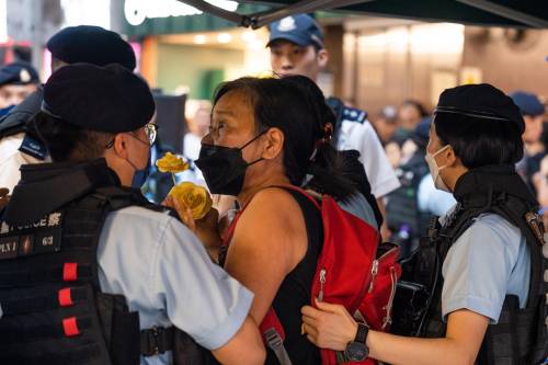 Maxi retata a Hong Kong. In carcere per due fiori nel giorno di Tienanmen