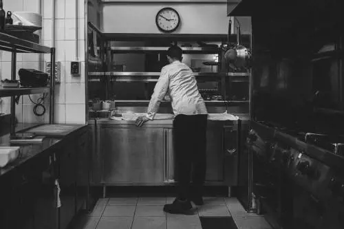 Tra cocaina e valeriana: l'inferno della cucina