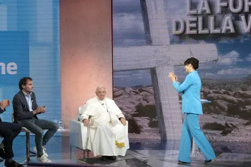 "Quando ero bambino la tv non era stata inventata". La gaffe su Rai1 col Papa