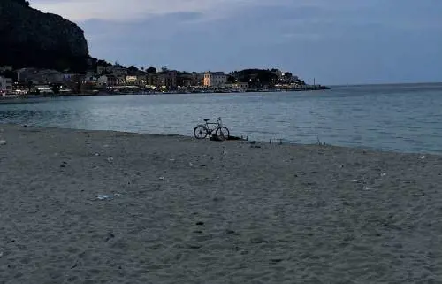 Tra immondizia e vetri, la spiaggia di Mondello è diventata una discarica a cielo aperto