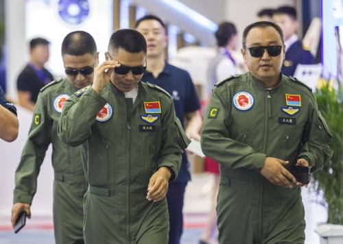 "Hanno ricevuto addestramento Nato". L'allarme sui piloti cinesi