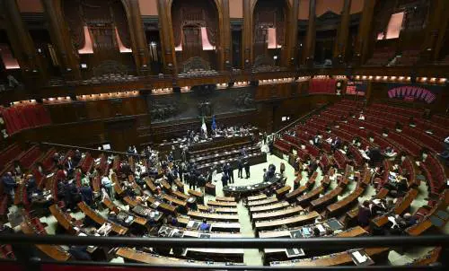 Pa e Pnrr, passa la fiducia. Il Pd fa ostruzionismo ma finisce in tilt sulle armi