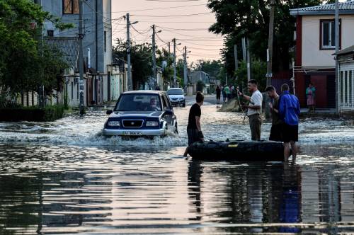 Allagamenti ed evacuazioni: l'Ucraina sott'acqua dopo l'esplosione della diga
