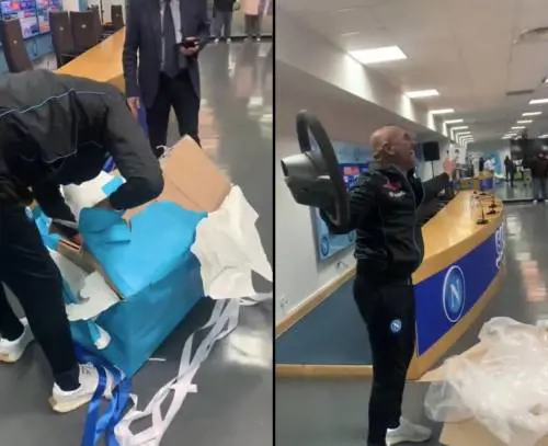 Il saluto dei tifosi del Napoli a Spalletti: in regalo il volante della Panda rubata