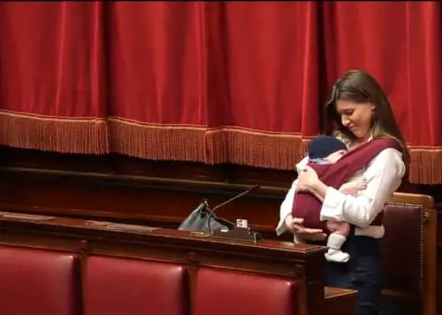 Gilda Sportiello (M5S) con in braccio il figlio Federico