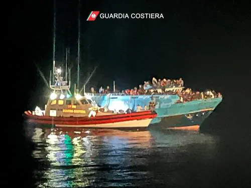 Altri sbarchi: in 600 su un peschereccio