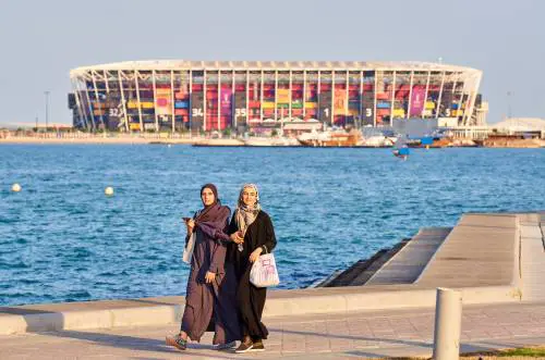La Francia vieta l'Abaya musulmano a scuola: "Laicità in pericolo"