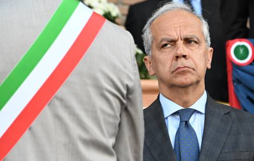 Tutti spingono, ma Piantedosi frena: perché l'Italia rischia sul dossier migranti
