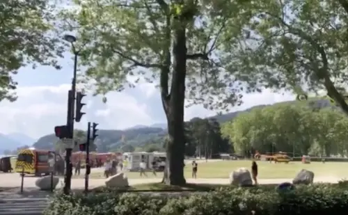 Attacco a bambini ad Annecy, in Francia. Elicotteri sul posto. Il video