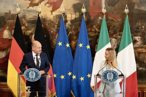 Meloni vede Scholz e domenica tornerà a Tunisi con Ursula. "Sono ottimista sull'intesa con l'Fmi"