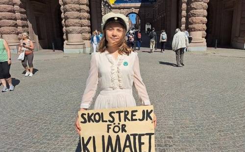 Greta Thunberg si diploma: per lei l'ultimo sciopero scolastico, ma la protesta continua