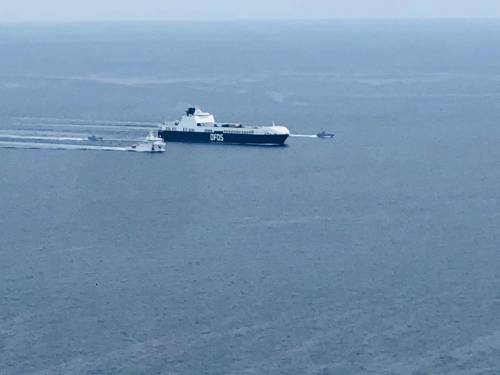 Napoli, clandestini armati sequestrano nave cargo: liberata dai militari