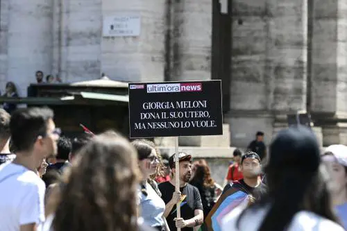 "Sono gay, non fascio". Al Pride di Roma si inneggia all'utero in affitto