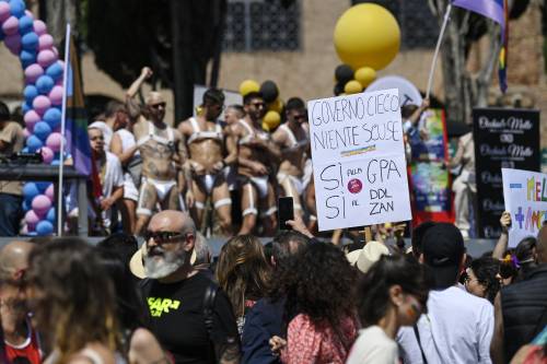 Utero in affitto e insulti al governo: al Roma pride va in scena la polemica