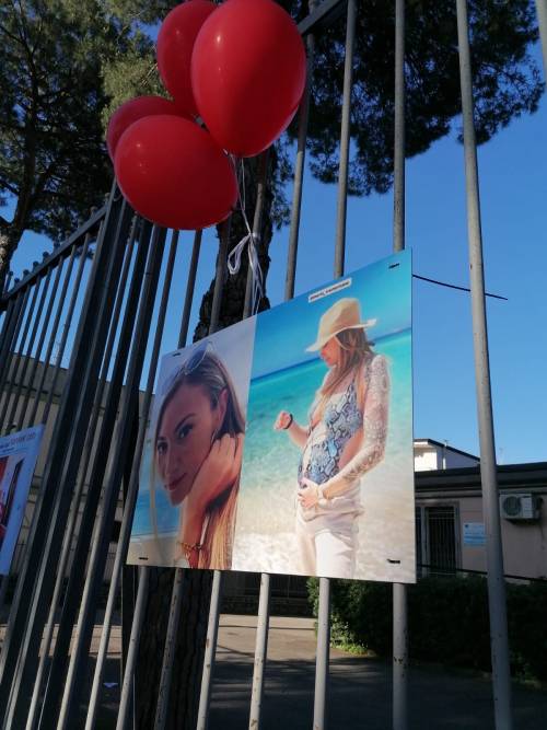 Una foto di Giulia Tramontano e palloncini rossi alla fiaccolata a Sant'Antimo