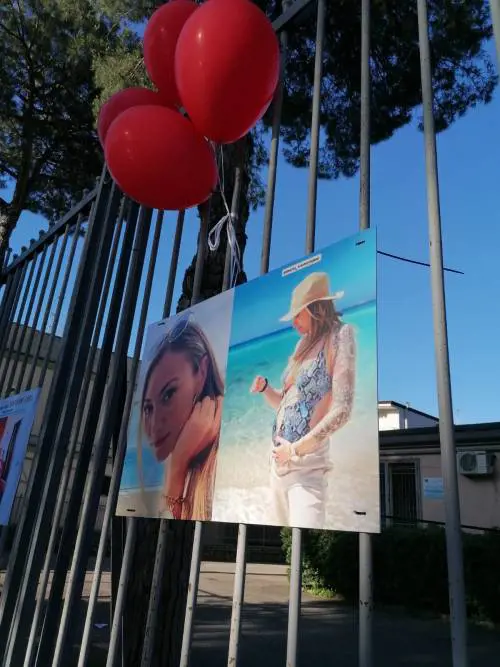 Una foto di Giulia Tramontano e palloncini rossi alla fiaccolata a Sant'Antimo