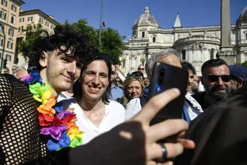 "Mostri coerenza....". Schlein "smascherata" al Pride di Roma