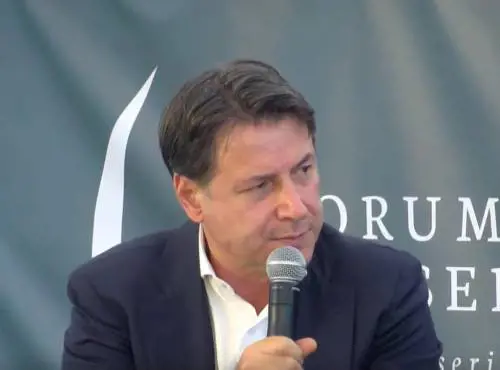 "Mi dà del putiniano?". Conte litiga con Vespa e chiama la claque