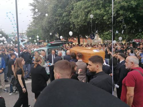 Il funerale di Giulia Tramontano: folla e palloncini bianchi per l'ultimo addio